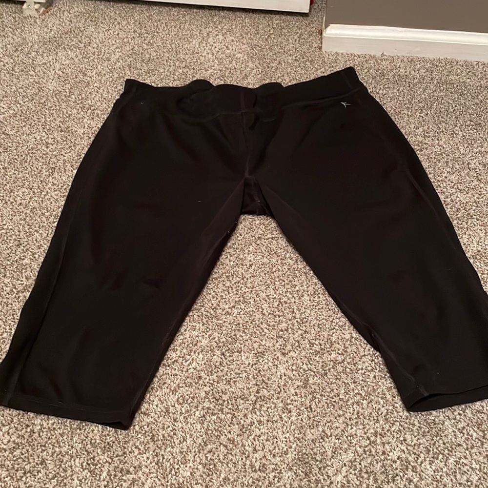 Black crop yoga pants
